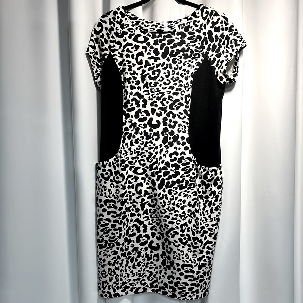 Vicky Tiel Leopard print Short Sleeve dress Black and White Size Medium